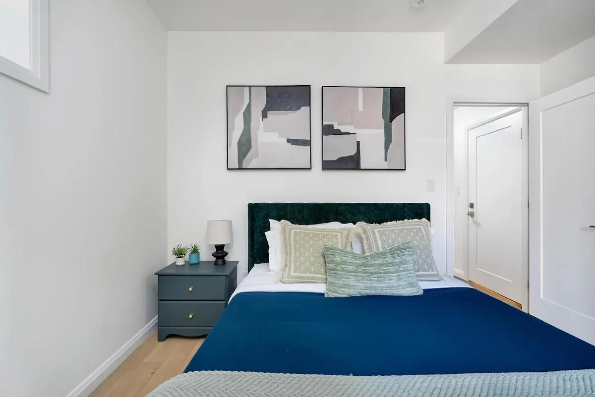 Hidden Gem - 3 Bedroom Steps To Little Italy And Uoft Toronto Canada